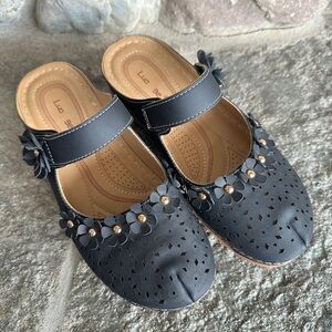 NWOT Luo ge Floral Women's Shoes